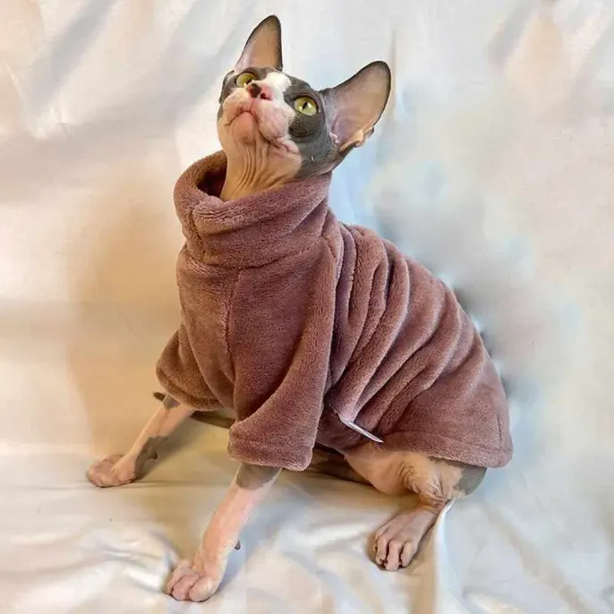 Whether it’s for a chilly walk in the park or just lounging at home, this fleece clothing is a great way to keep hairless cats protected from the cold. It’s designed to be both stylish and functional for all winter activities.