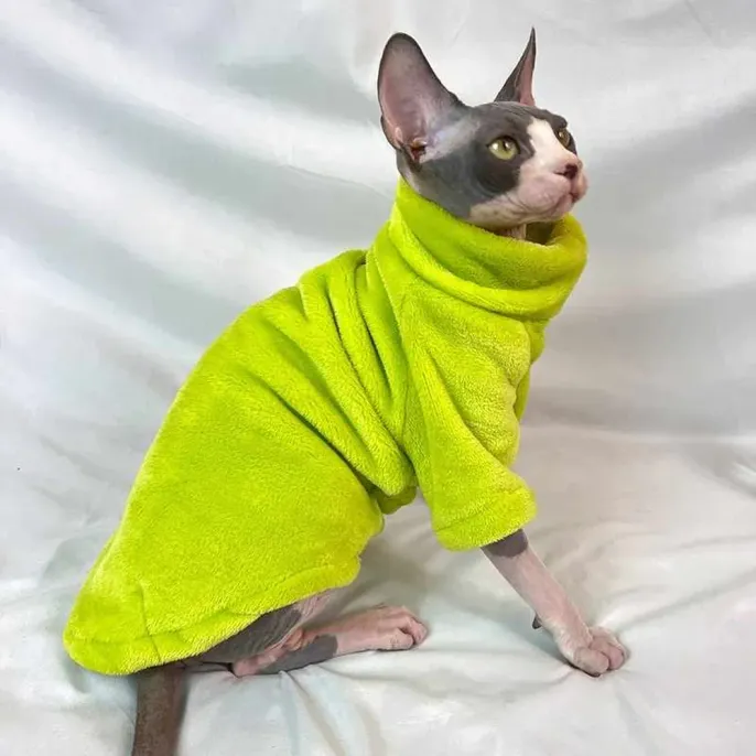 The double-sided fleece construction traps heat, making it an ideal choice for hairless cats that need additional warmth during cold weather. It provides a snug, cozy fit that ensures pets stay warm throughout the day.