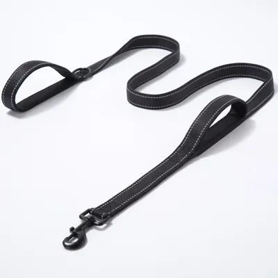 reflective dog leash (1) Long-Lasting Comfort for Owners: The foam-padded handle ensures that owners experience minimal hand fatigue, even during extended walks or when managing strong pets.