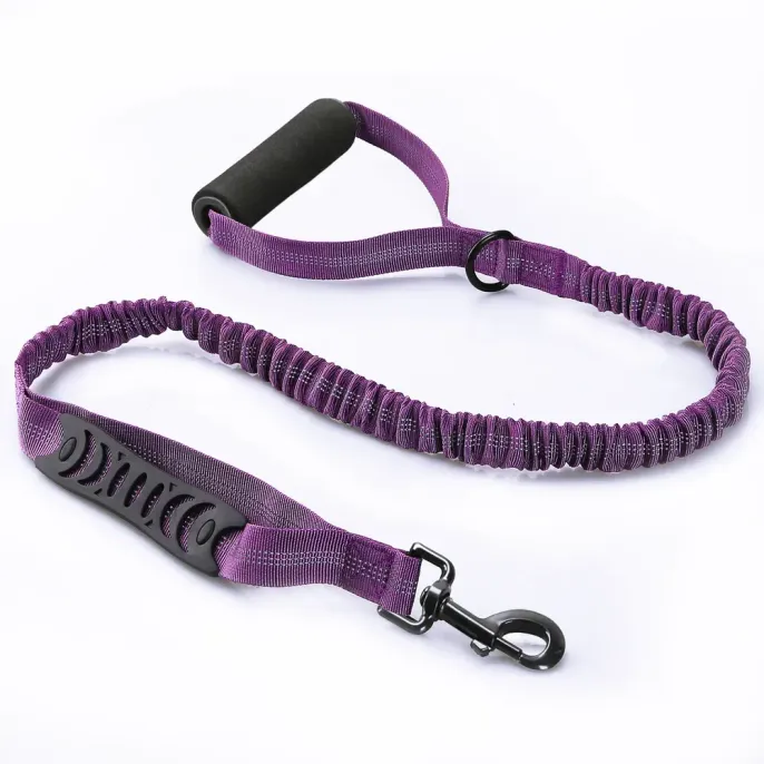 The combination of elastic stretch and reflective strips makes this leash perfect for evening walks, giving pet owners the confidence that their pet is visible and safe at all times.