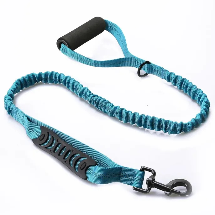 This leash's stretchable design helps reduce the risk of injury from sudden pulls, making it ideal for medium and large pets, ensuring a controlled and safe walking experience.