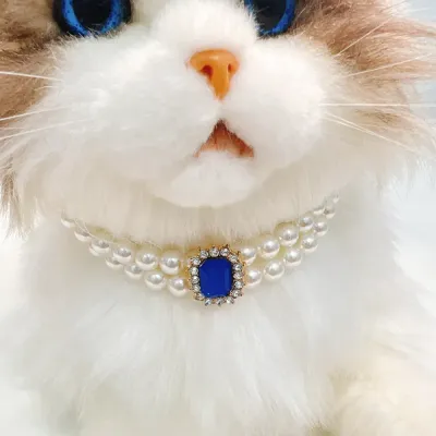 pet necklace (3) Businesses can offer a stylish and durable pet jewelry piece with this pearl double-layer collar. Its adjustable size, premium pearls, and rhinestone detailing make it perfect for a wide range of pets.