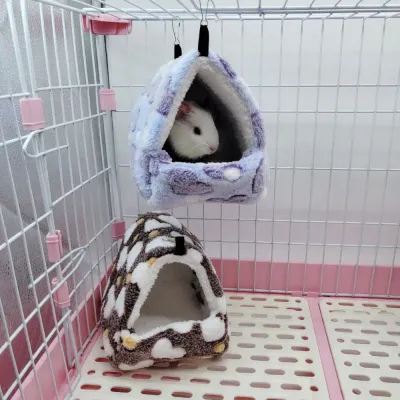 Warm and Cozy Beds for Hamsters, Guinea Pigs, Squirrels, Chinchillas & More (4) Businesses seeking to offer premium bedding solutions for small pets will find this fleece nest a great choice. Its practical features, including hooks for cage attachment and easy-to-clean fabric, make it both user-friendly and efficient.