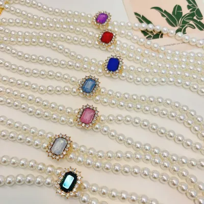 pet necklace (4) Featuring high-quality pearls and sparkling rhinestones, this luxury pet collar offers an elegant and fashionable look. Ideal for both cats and dogs, it’s available in adjustable sizes for a comfortable fit.