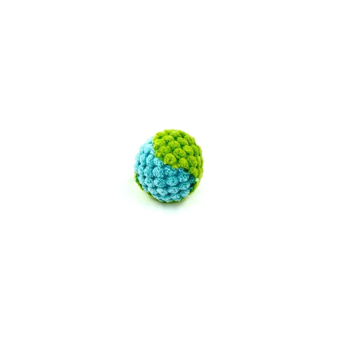 cat toy ball (9) With its appealing pineapple velvet fabric, the toy attracts both cats and cat owners. Its double-ball design ensures that cats stay entertained, making it a must-have for pet businesses looking to offer products that encourage active play.