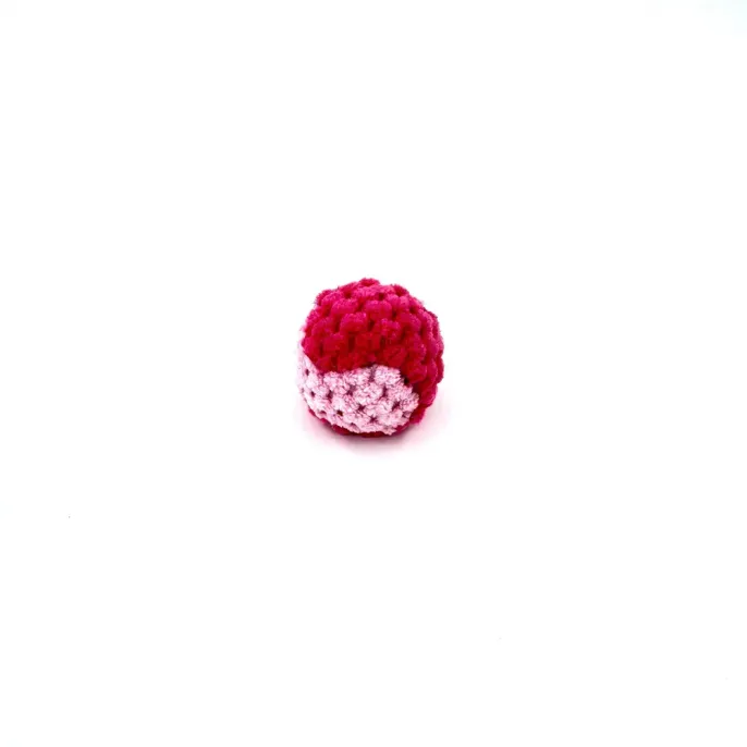 cat toy ball (7) Compact & Portable: Small and lightweight, this toy is easy to carry and store, making it a great addition to any pet retailer’s inventory. It’s an ideal product for both in-store play areas or for pet owners to use at home.