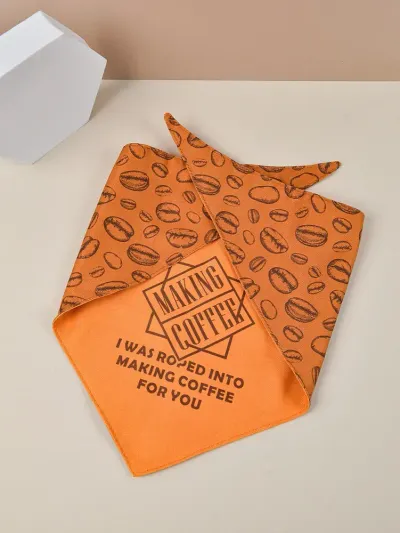 Pet Printed Bandana (2)_1 Crafted from durable materials, this pet bib bandana is built to last, maintaining its shape and color after regular use and washing, making it a reliable and long-lasting product for pet retailers.