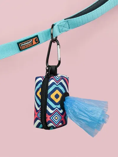 Pet Poop Bag Dispenser (1)_1 Featuring a built-in carabiner, this dispenser attaches securely to leashes, bags, or belts, providing quick and easy access during dog walks, ensuring pets and their owners stay prepared.
