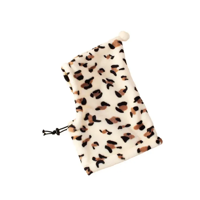 pet hat (3)_1 Constructed with durable materials, this pet holiday hat is built to last, retaining its shape and color even after multiple uses and washes, making it a practical choice for pet owners.