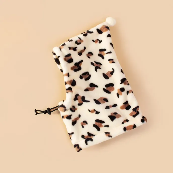 pet hat (2)_1 Made from soft, plush fabric, this pet hat ensures comfort for pets, preventing any irritation and making it perfect for long wear during holiday celebrations and gatherings.