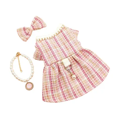 This Chanel-style knitted pet coat set includes a sophisticated coat, a charming bow headband, and a faux pearl necklace, ideal for adding elegance to any pet’s wardrobe.