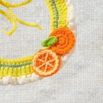 Collar Bib for Cats and Dogs (3) Small pet scarf with a playful 3D orange design, ideal for photos and decoration.