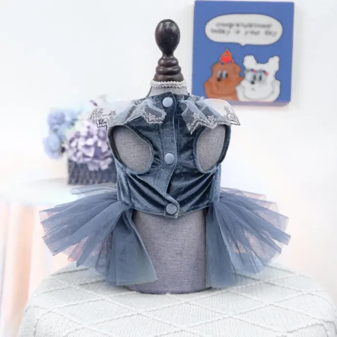 pet wedding dress (2) Charming and Feminine Details: With its fluffy tulle skirt, sweetheart neckline, and delicate detailing, this dress is an enchanting addition to any pet’s wardrobe.