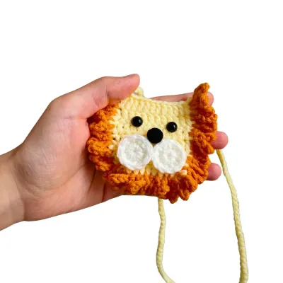 pet knit bib (3) Featuring adjustable tie straps, this bib fits a variety of small dogs and adult cats, with a 12 cm diameter to ensure a secure and comfortable fit.