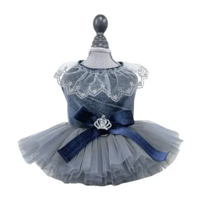pet wedding dress (10) This high-end tulle pet dress features a puffy skirt and sweetheart neckline, perfect for dogs and cats attending weddings, parties, or special events.