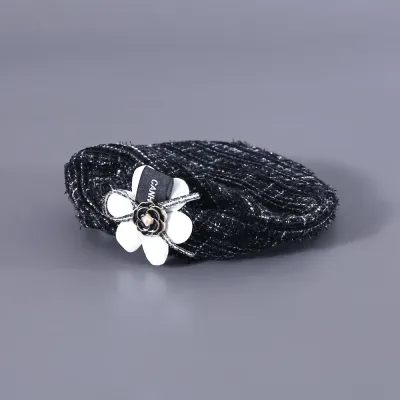 dog hat (2) Crafted from soft knitted fabric, this pet accessory set provides both warmth and comfort, making it a perfect addition to pets’ wardrobes for seasonal wear.