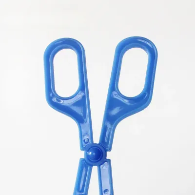 Clear tweezers for precise insect grabbing and feeding