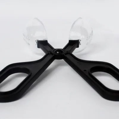 X-shaped flexible grip for comfortable and stable handling