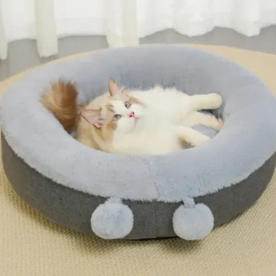 Winter pet bed with plush fabric for ultimate warmth and comfort (2) Spacious round design suitable for small and medium pets